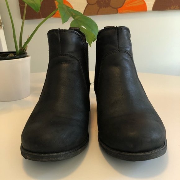 UGG Black Chelsea Boots Size 7 - Picture 3 of 9